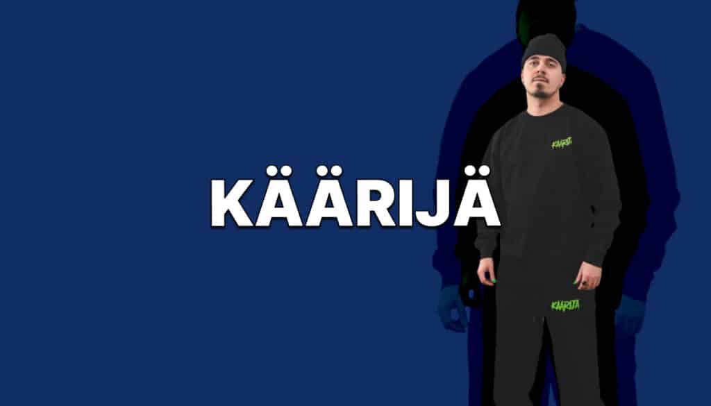 Kuvassa rap artisti Käärijä. Käärijällä on päällään Käärijä oheistuote paita  ja housut.